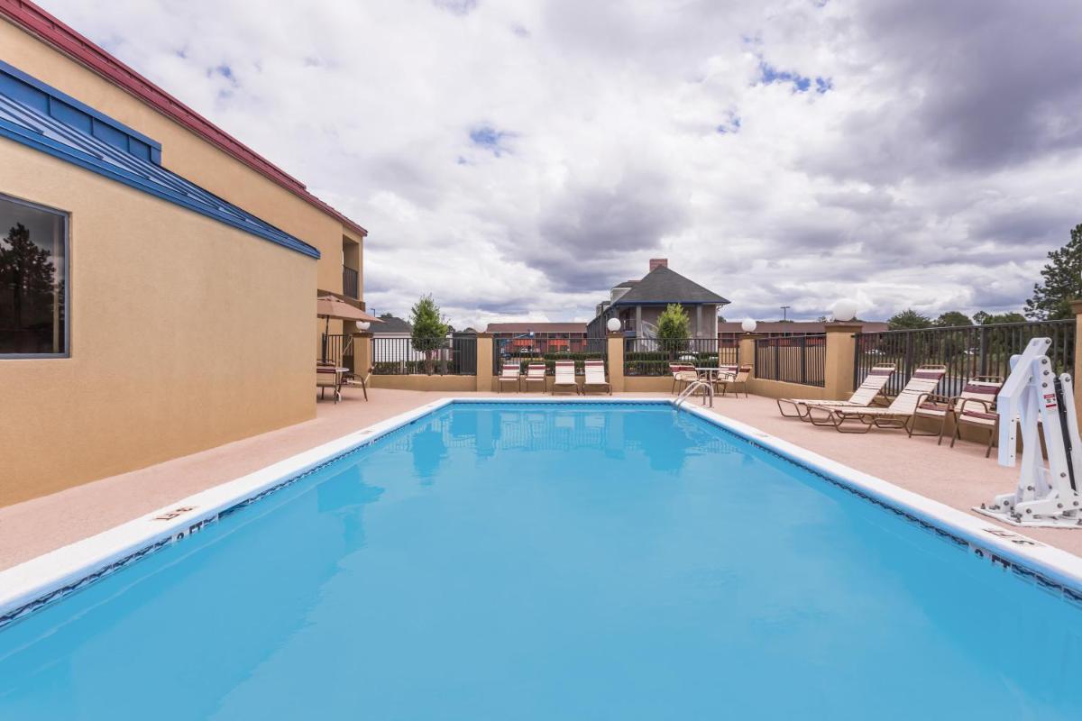 Days Inn & Suites by Wyndham Warner Robins Near Robins AFB - Housity
