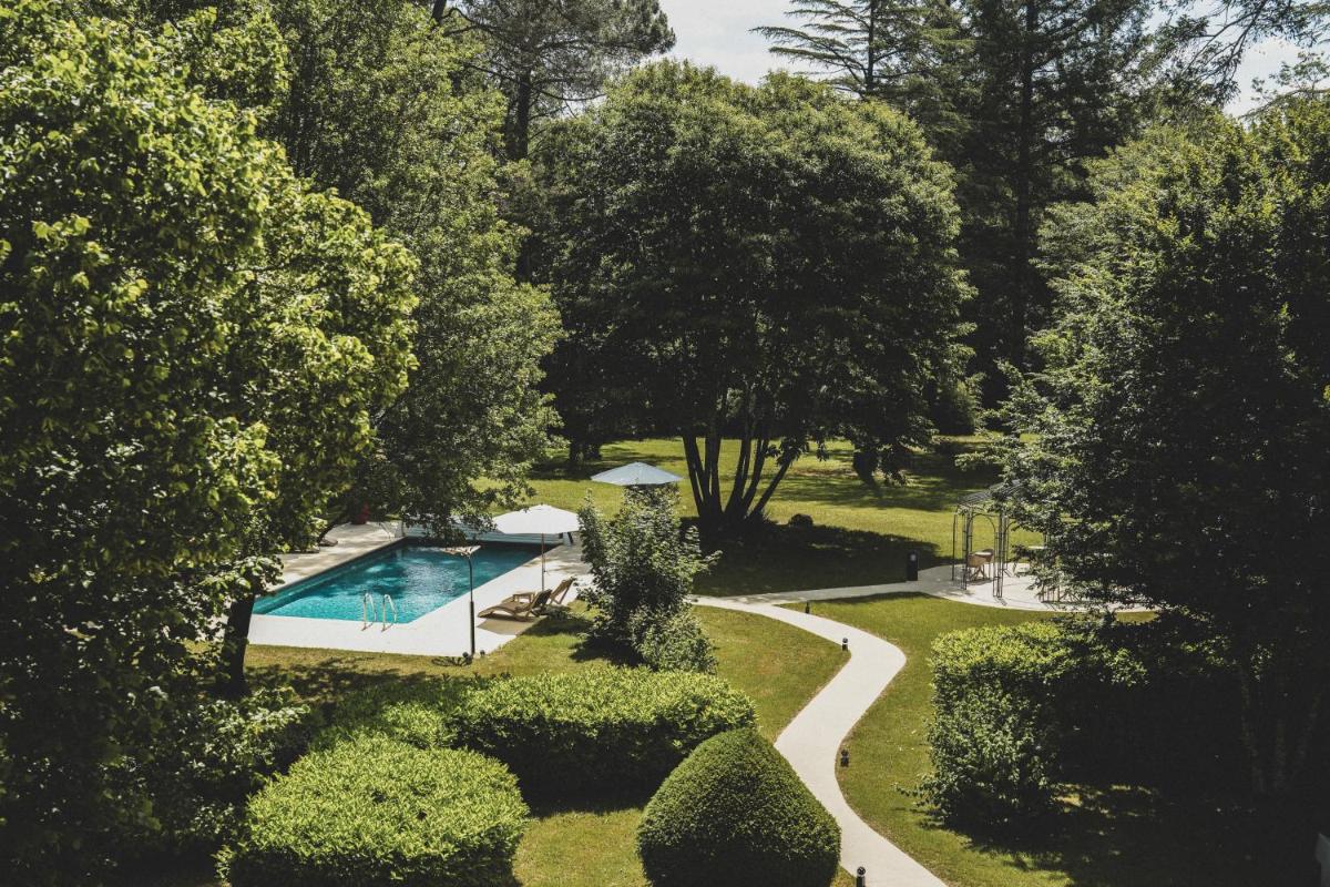 Piscine de l'établissement Château de Maraval ou située à proximité
