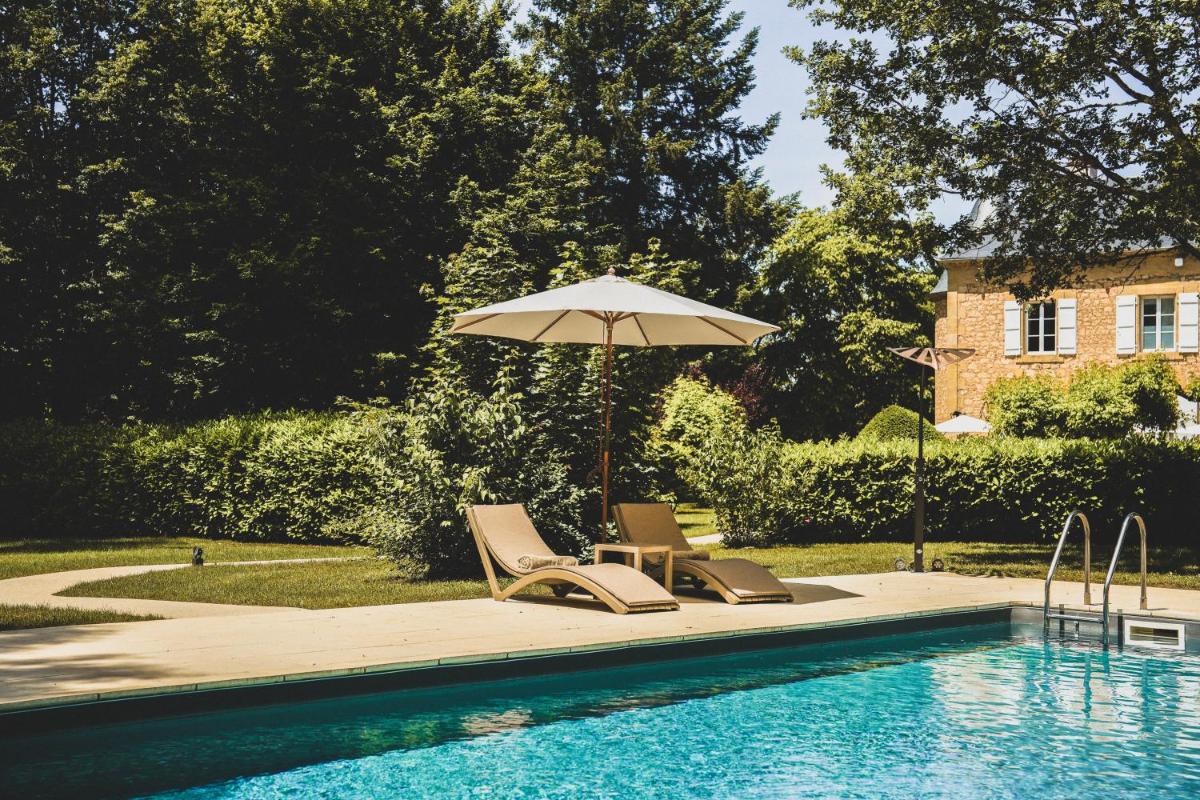 Piscine de l'établissement Château de Maraval ou située à proximité
