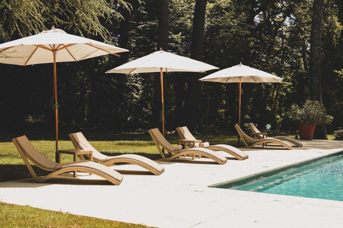 Piscine de l'établissement Château de Maraval ou située à proximité