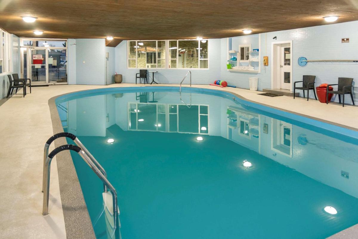 Econo Lodge Inn & Suites - Housity