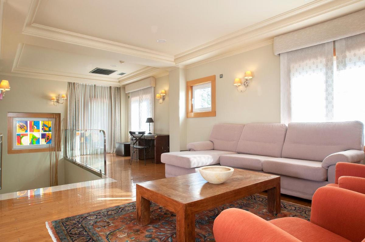 una sala de estar con un sofá y una mesa en Talaso Atlántico, en Mougás