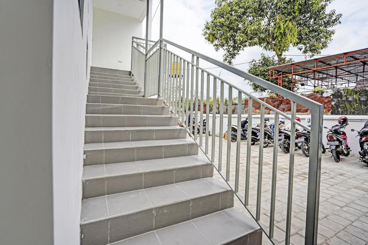 SUPER OYO 91618 Hotel Nawangwulan - Housity