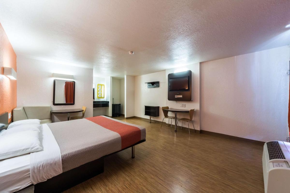 Motel 6-Uvalde, TX - Housity