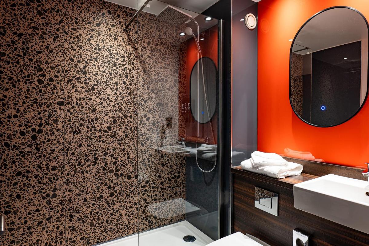 Village Hotel Newcastle - Housity