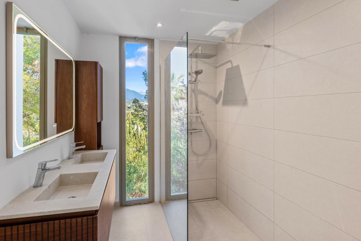 Amazing modern villa located mins from beach RDR234 - Housity