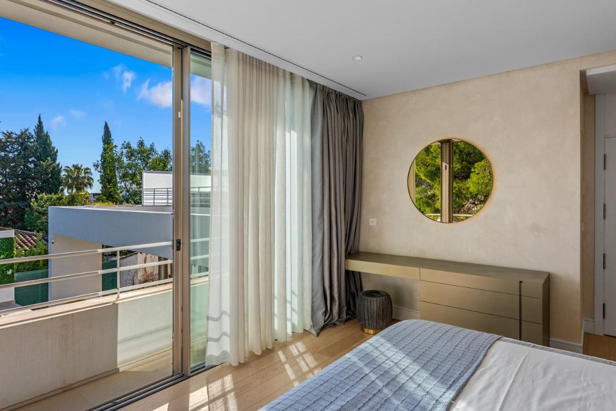Amazing modern villa located mins from beach RDR234 - Housity