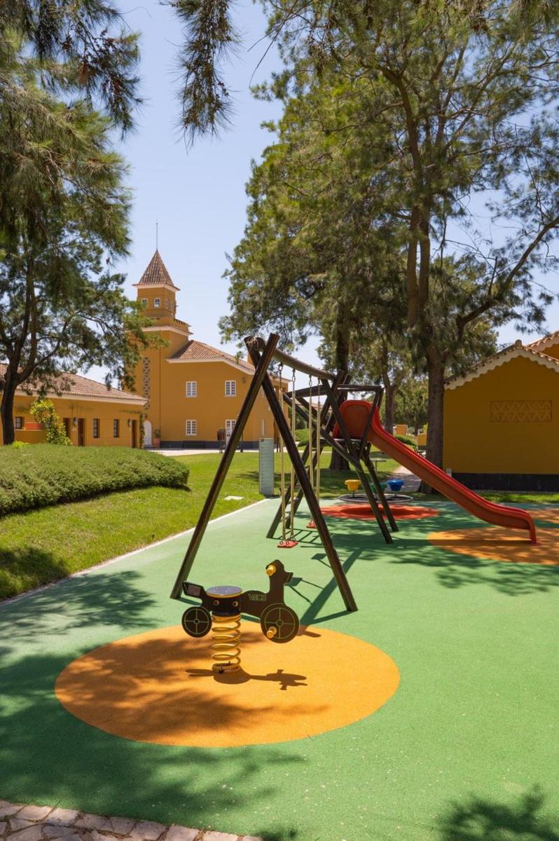 A área de jogos para crianças em Vila Gale Albacora