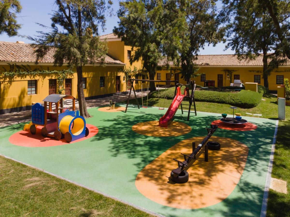 A área de jogos para crianças em Vila Gale Albacora