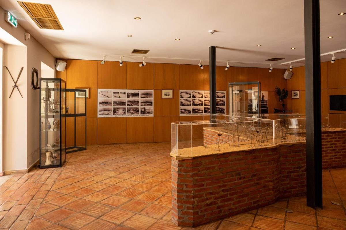 uma sala com um balcão de tijolos em um prédio em Vila Gale Albacora em Tavira mais 63 fotografias