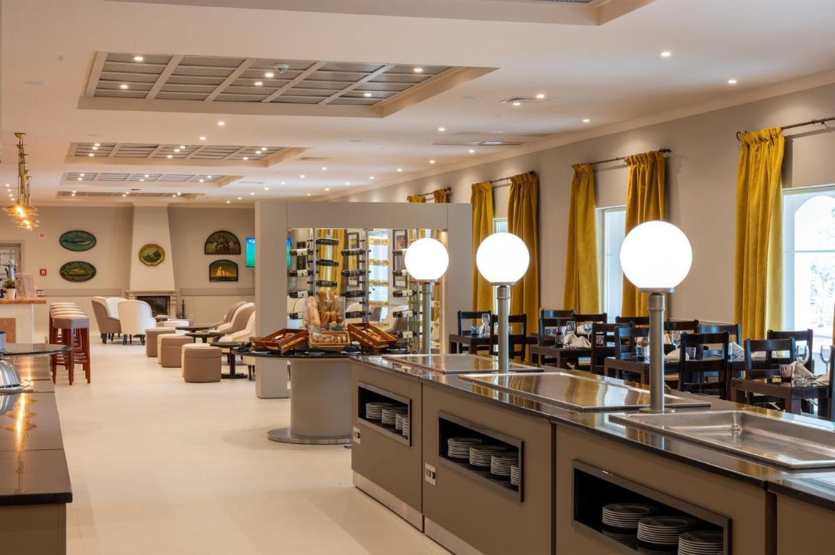 Um restaurante ou outro lugar para comer em Vila Gale Albacora
