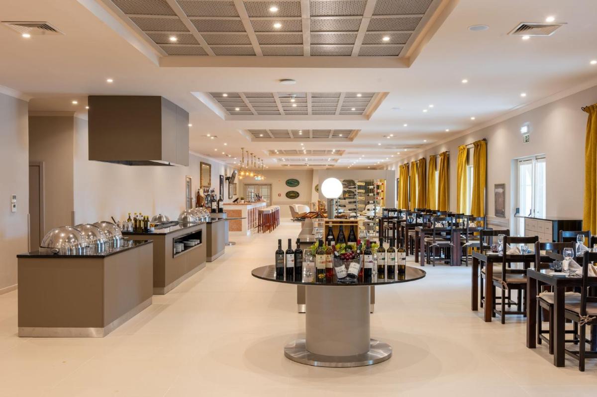 Um restaurante ou outro lugar para comer em Vila Gale Albacora