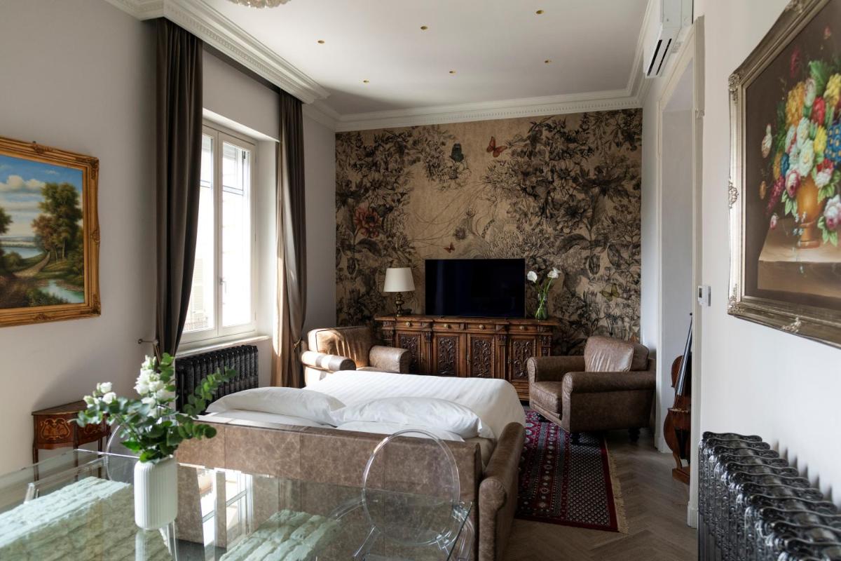 Plaza View Luxury Apartment, Alba - Housity