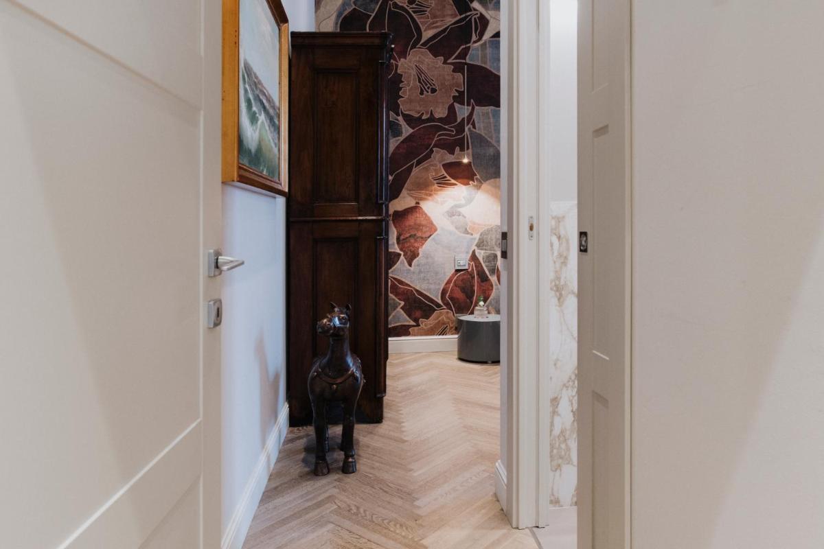 Plaza View Luxury Apartment, Alba - Housity