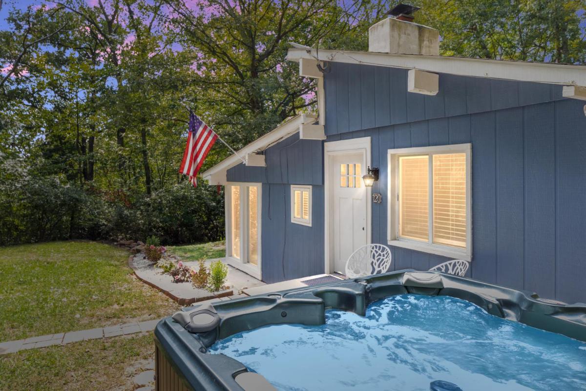 River Escape 3BR Cabin - Hot Tub, Starlink Wifi, Tubing - Housity