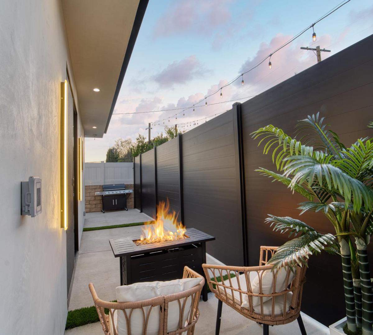 Modern 2 BR, 2BA, EV Charger, 2 King Beds, Fire Pit, BBQ, Near Universal - Housity