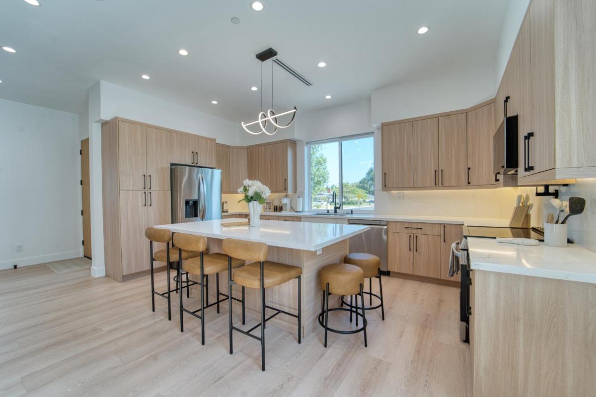 Modern 2 BR, 2BA, EV Charger, 2 King Beds, Fire Pit, BBQ, Near Universal - Housity