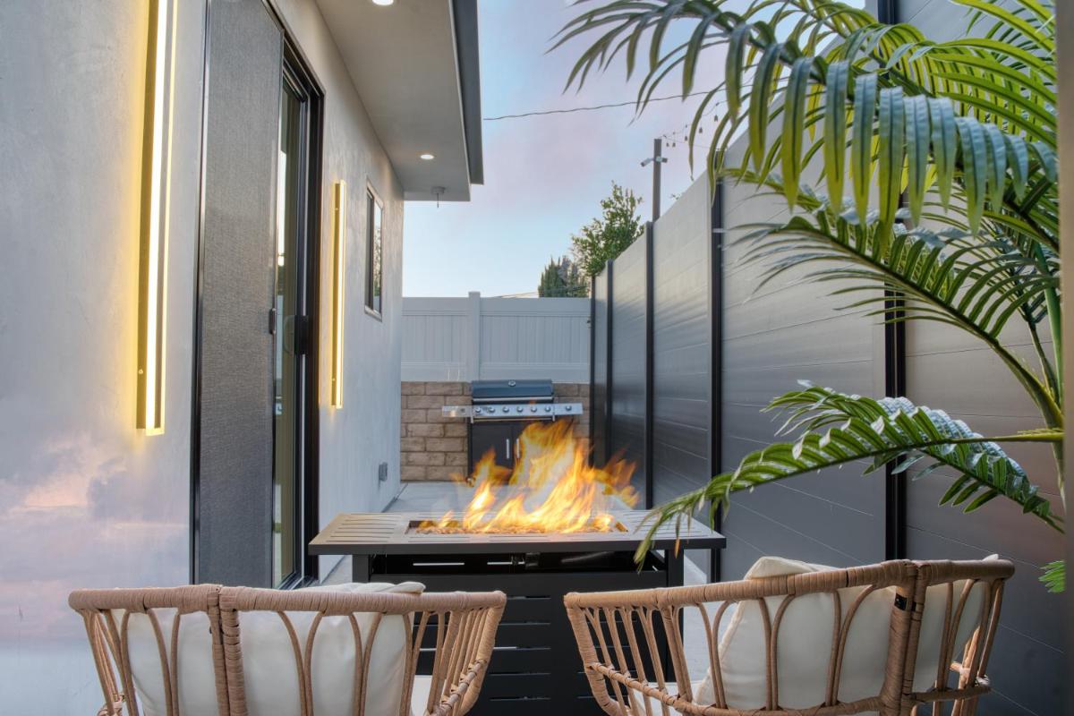 Modern 2 BR, 2BA, EV Charger, 2 King Beds, Fire Pit, BBQ, Near Universal - Housity