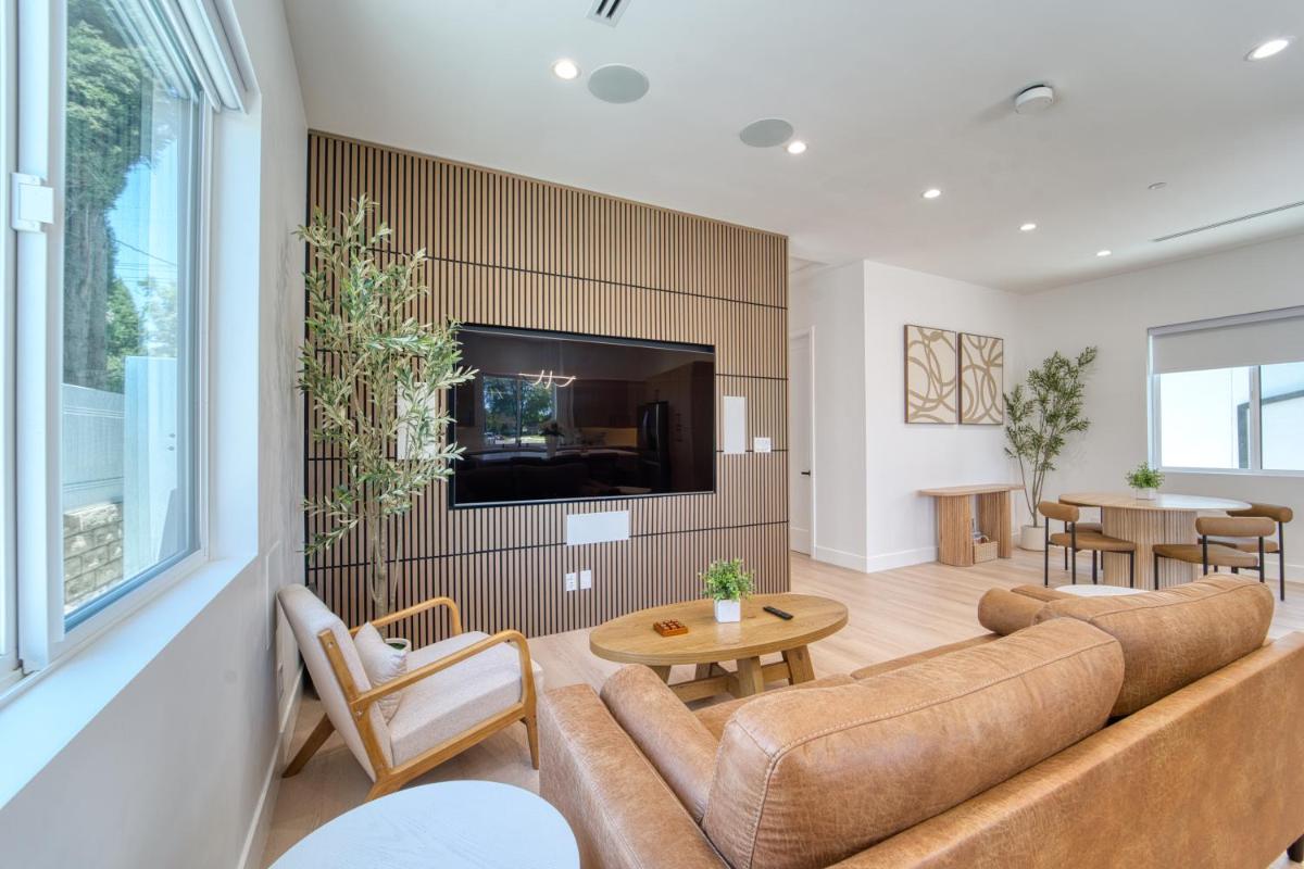 Modern 2 BR, 2BA, EV Charger, 2 King Beds, Fire Pit, BBQ, Near Universal - Housity