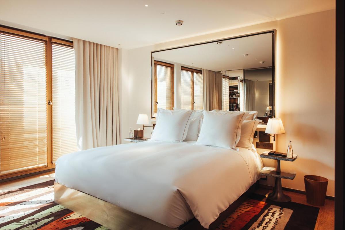Un ou plusieurs lits dans un hébergement de l'établissement Hotel SAX Paris, LXR Hotels & Resorts