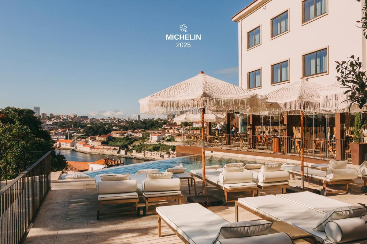um hotel com piscina e cadeiras e um prédio em Torel Avantgarde no Porto