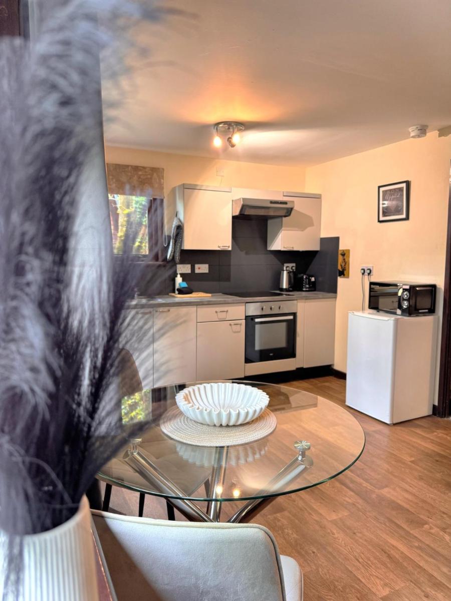 Wren 21-Hot Tub-Woodland Lodges-Tenby-Camarthenshire - Housity