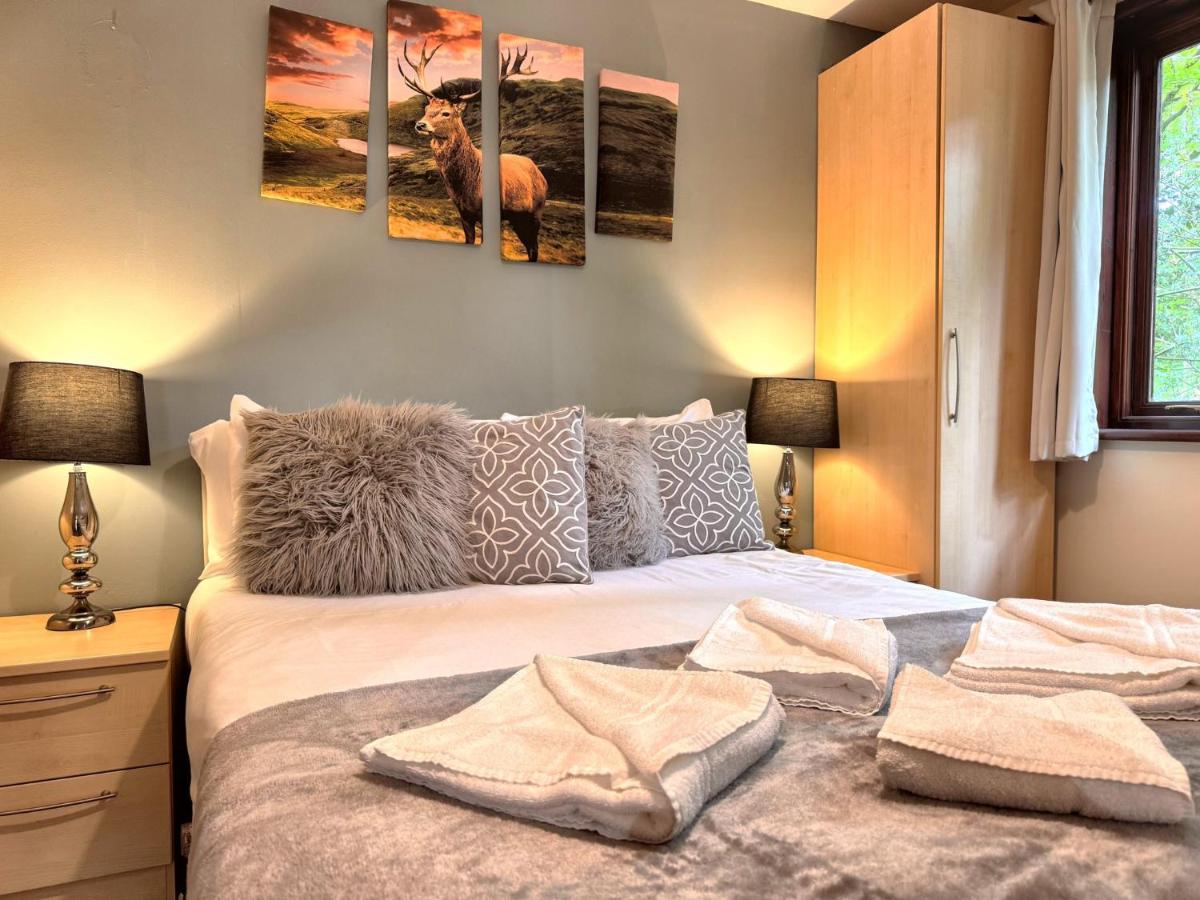 Wren 21-Hot Tub-Woodland Lodges-Tenby-Camarthenshire - Housity
