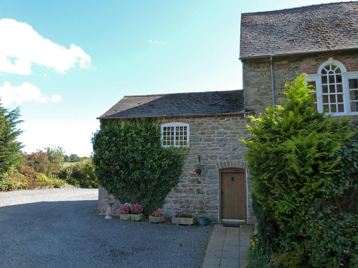 Tref y Nant - Housity