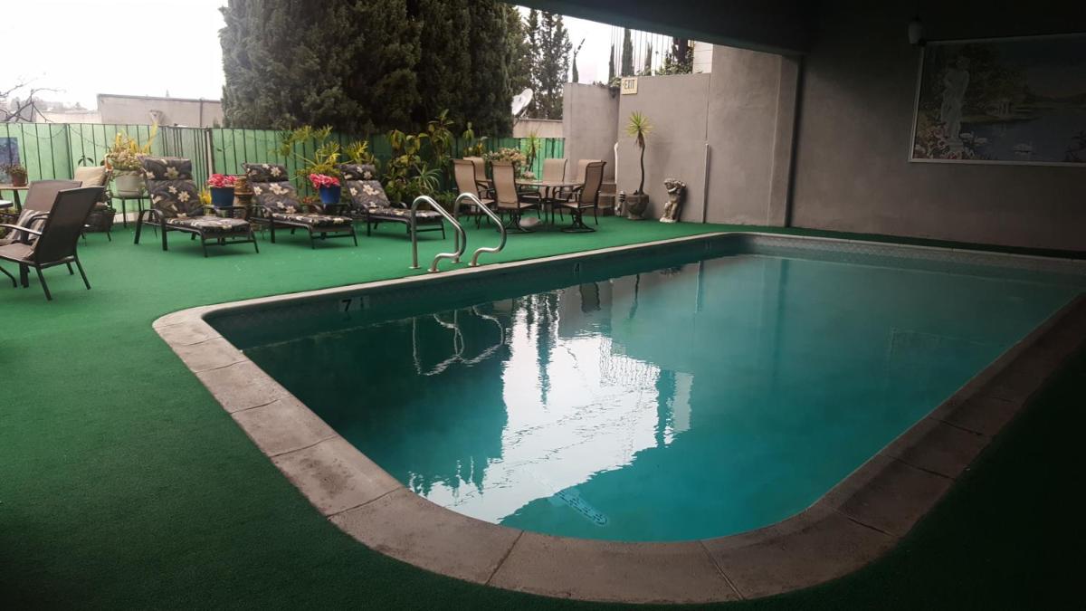 Great Getaway Steps to Bev Hills - Housity
