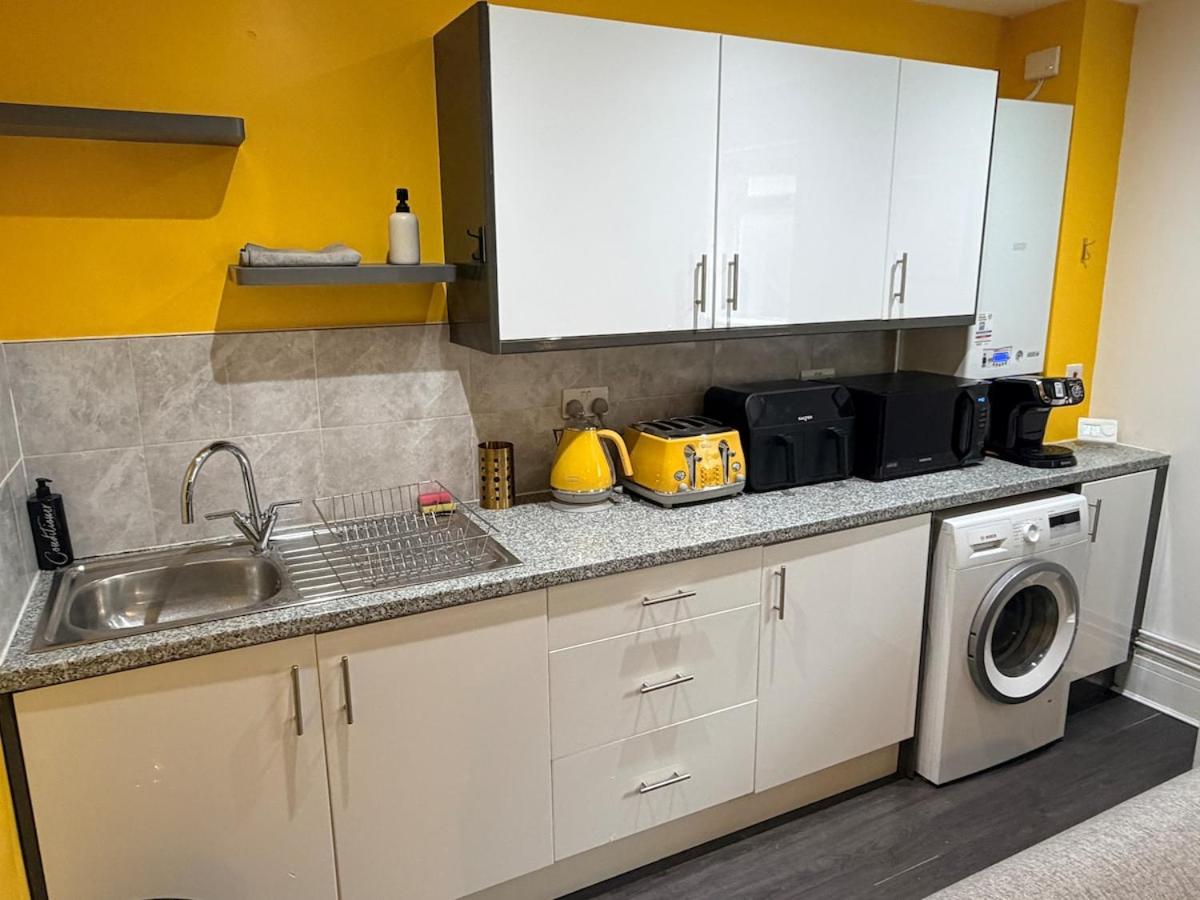 Canterbury High St 1 Bedroom Apartment Sleeps 5 - Housity