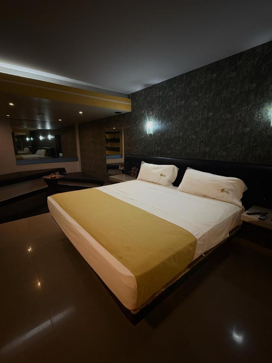 DLUXE Auto Hotel ADULTS ONLY - Housity