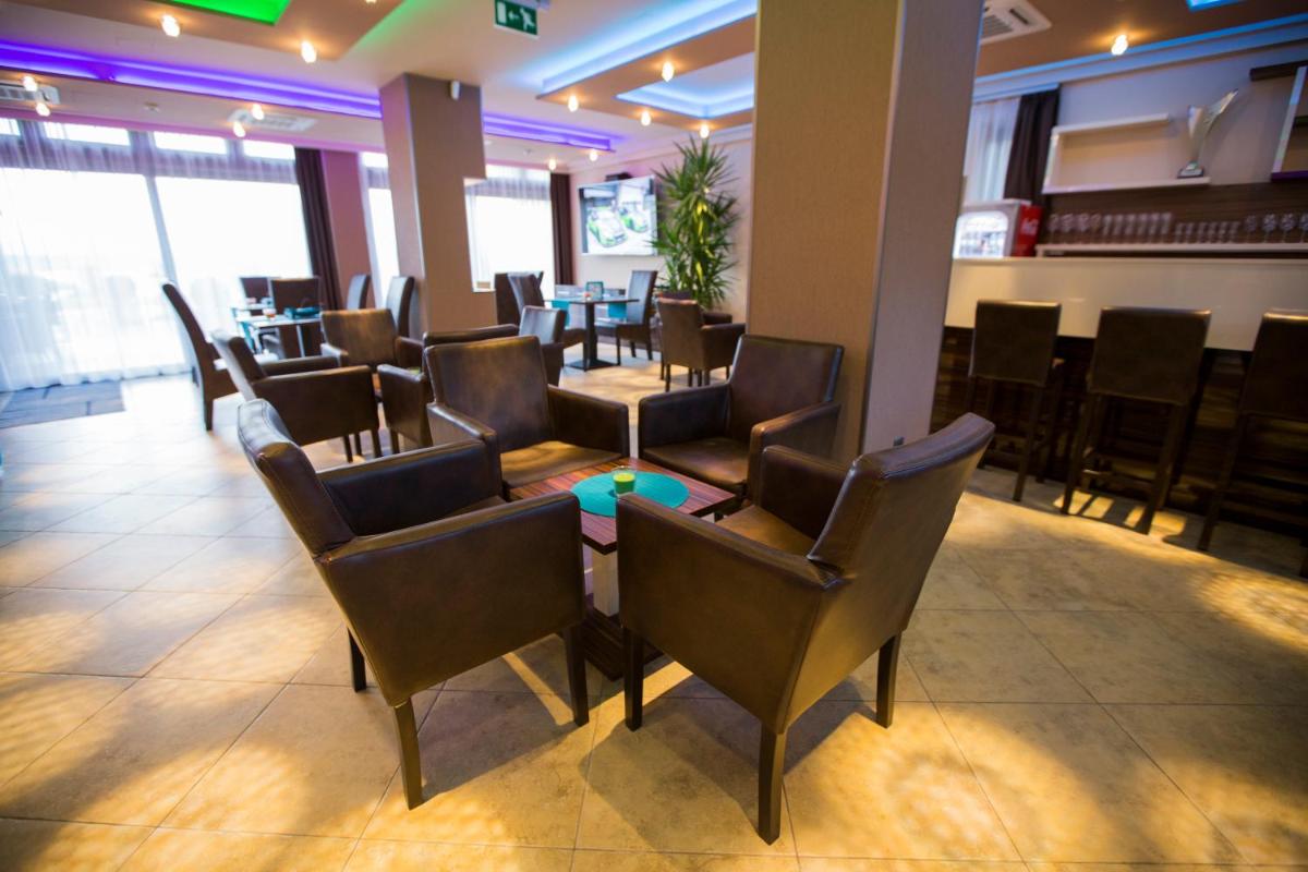 Pole Position Beach Hotel - Housity