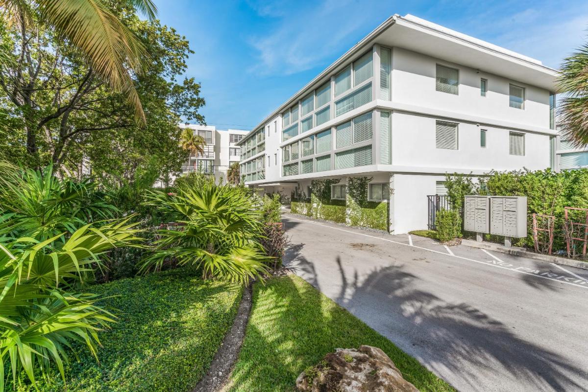 Suitetrails - Beach Haus Key Biscayne Contemporary Apartments