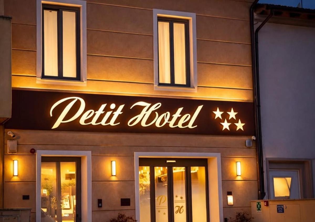 Petit Hotel - Housity
