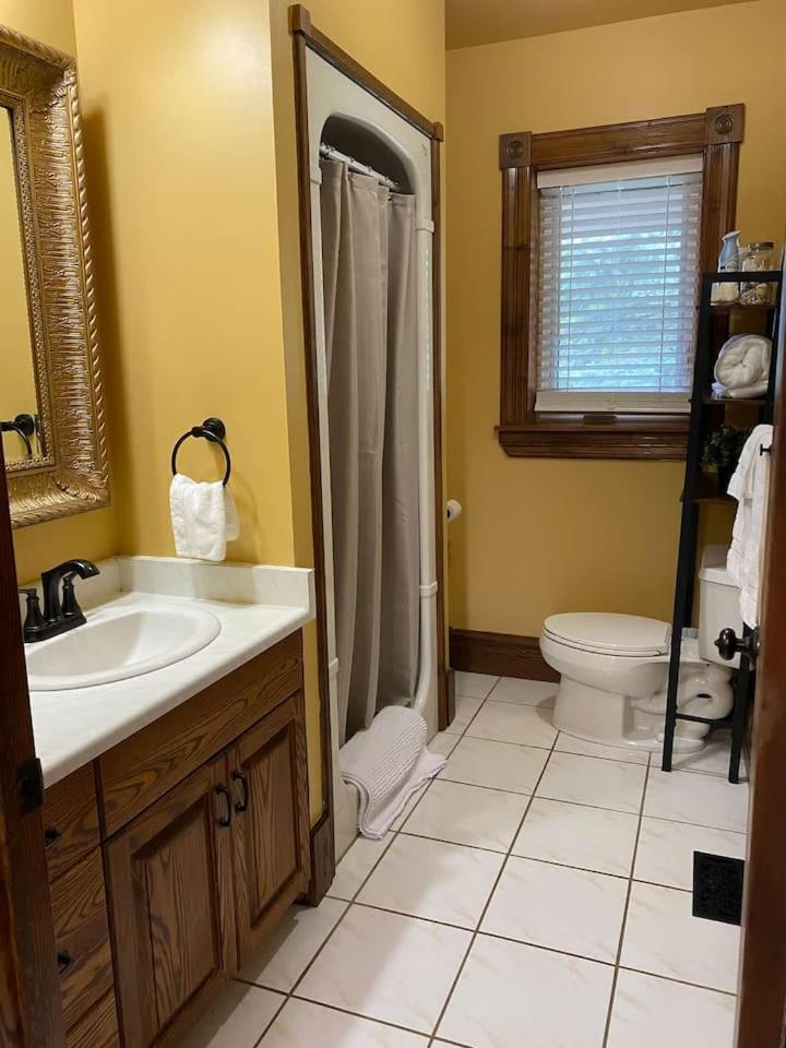 Farmhouse Guest Suite, Pool, hot tub, horses - Housity