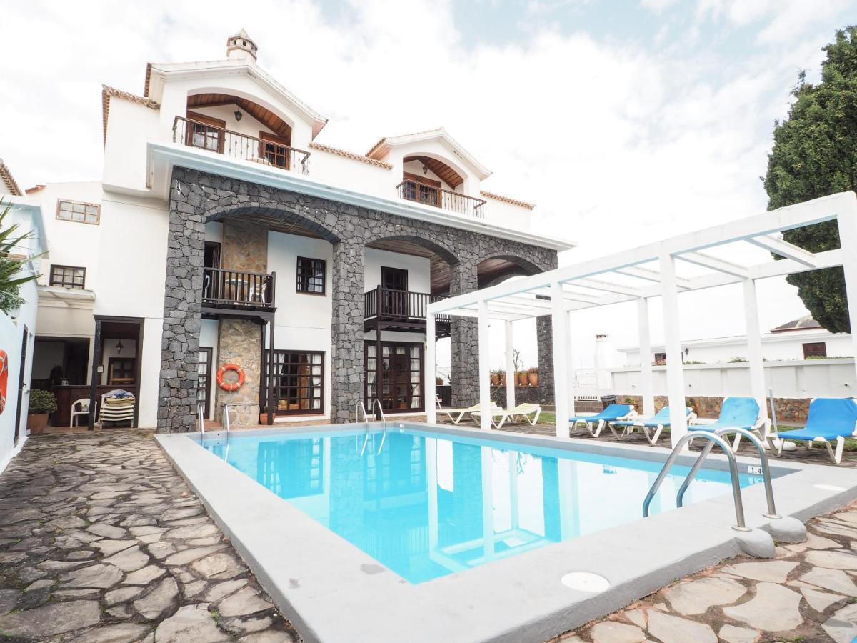 un hotel con piscina frente a un edificio en Hotel La Palma Romántica, en Barlovento