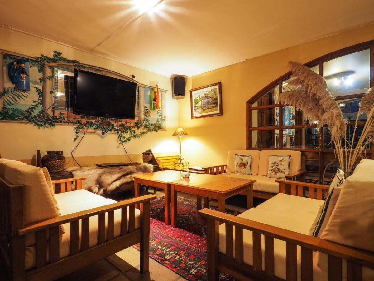 Una televisión o centro de entretenimiento en Hotel La Palma Romántica
