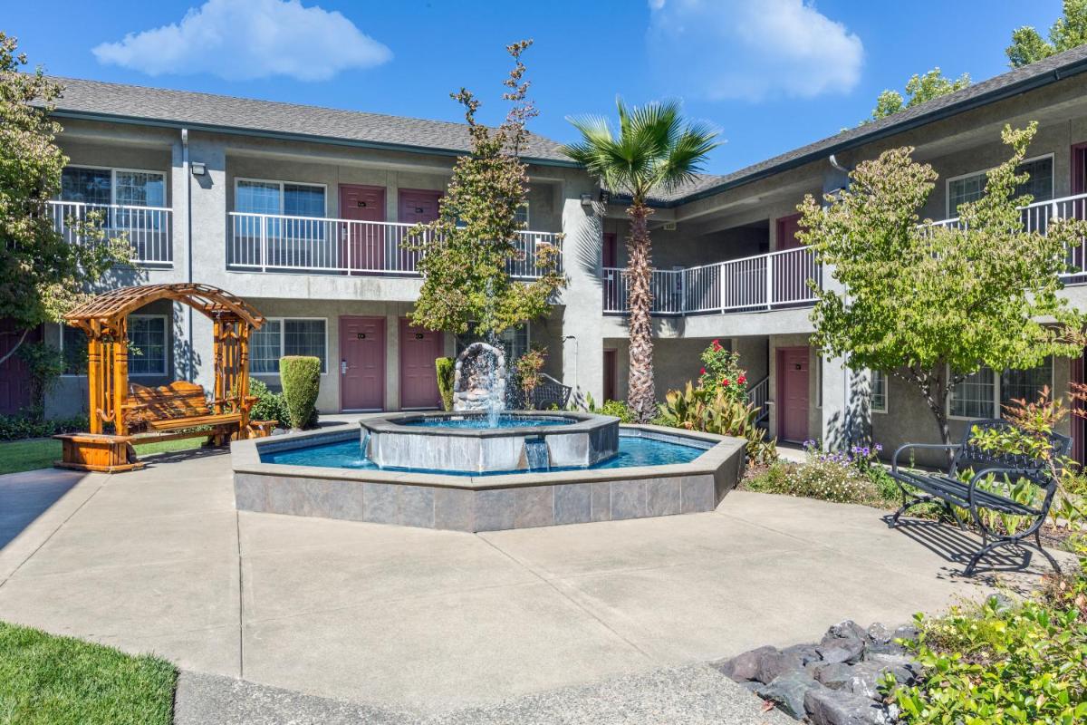 Creekside Inn & Suites - Housity