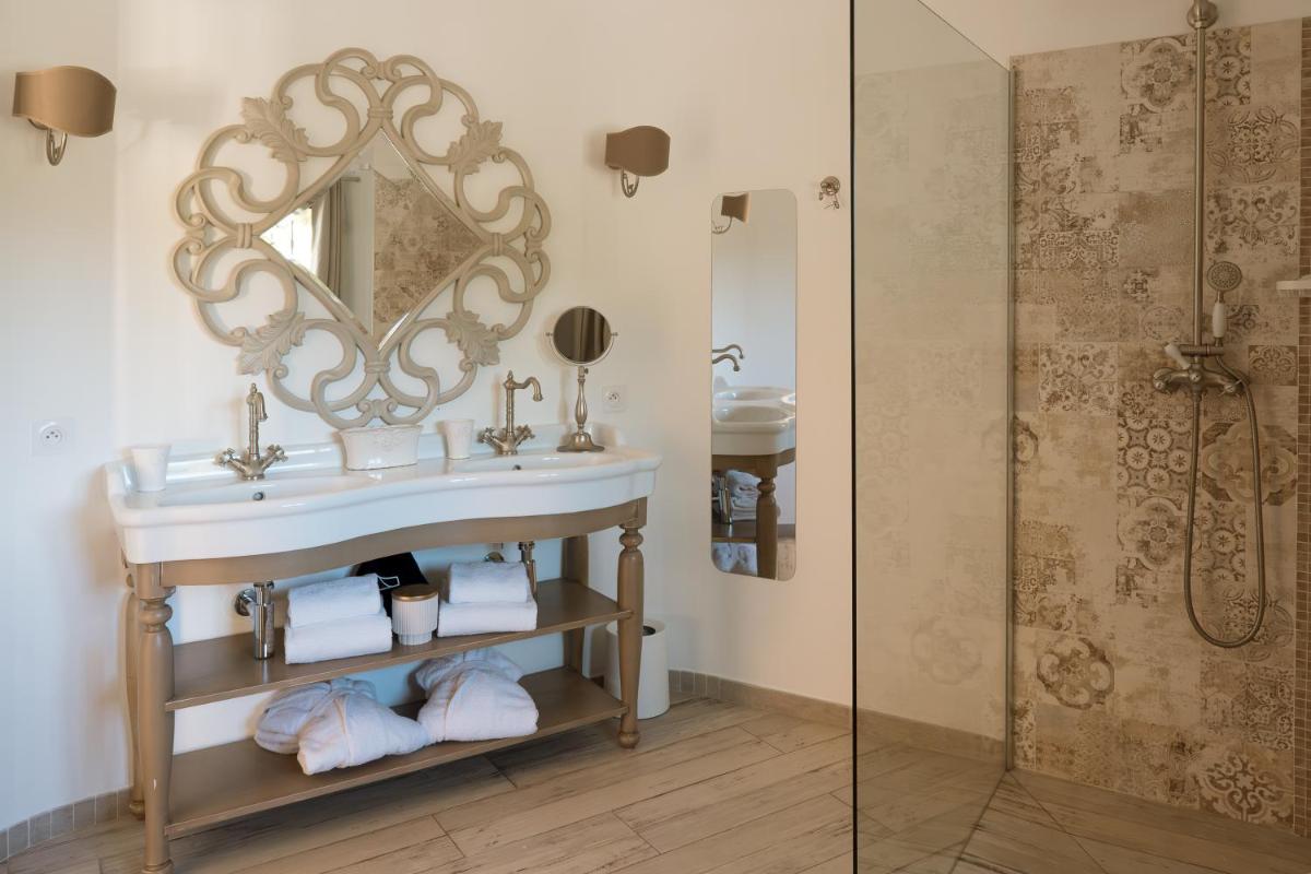 Salle de bains dans l'établissement L'Hostellerie du Moulin des Oliviers
