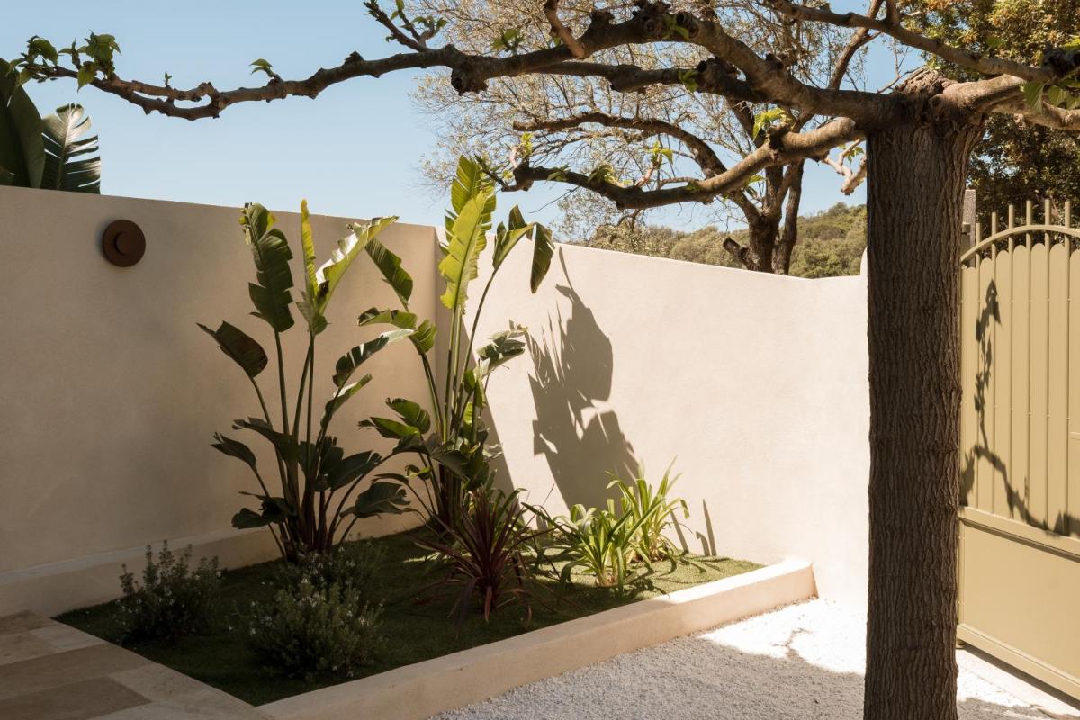 Jardin de l'établissement L'Hostellerie du Moulin des Oliviers