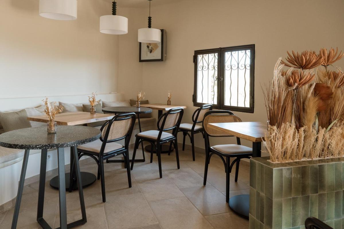 Coin salon dans l'établissement L'Hostellerie du Moulin des Oliviers