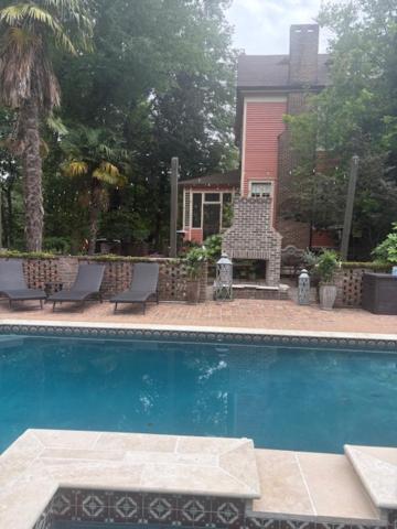 Jenny's Downtown Hideaway Bed and Breakfast - Housity