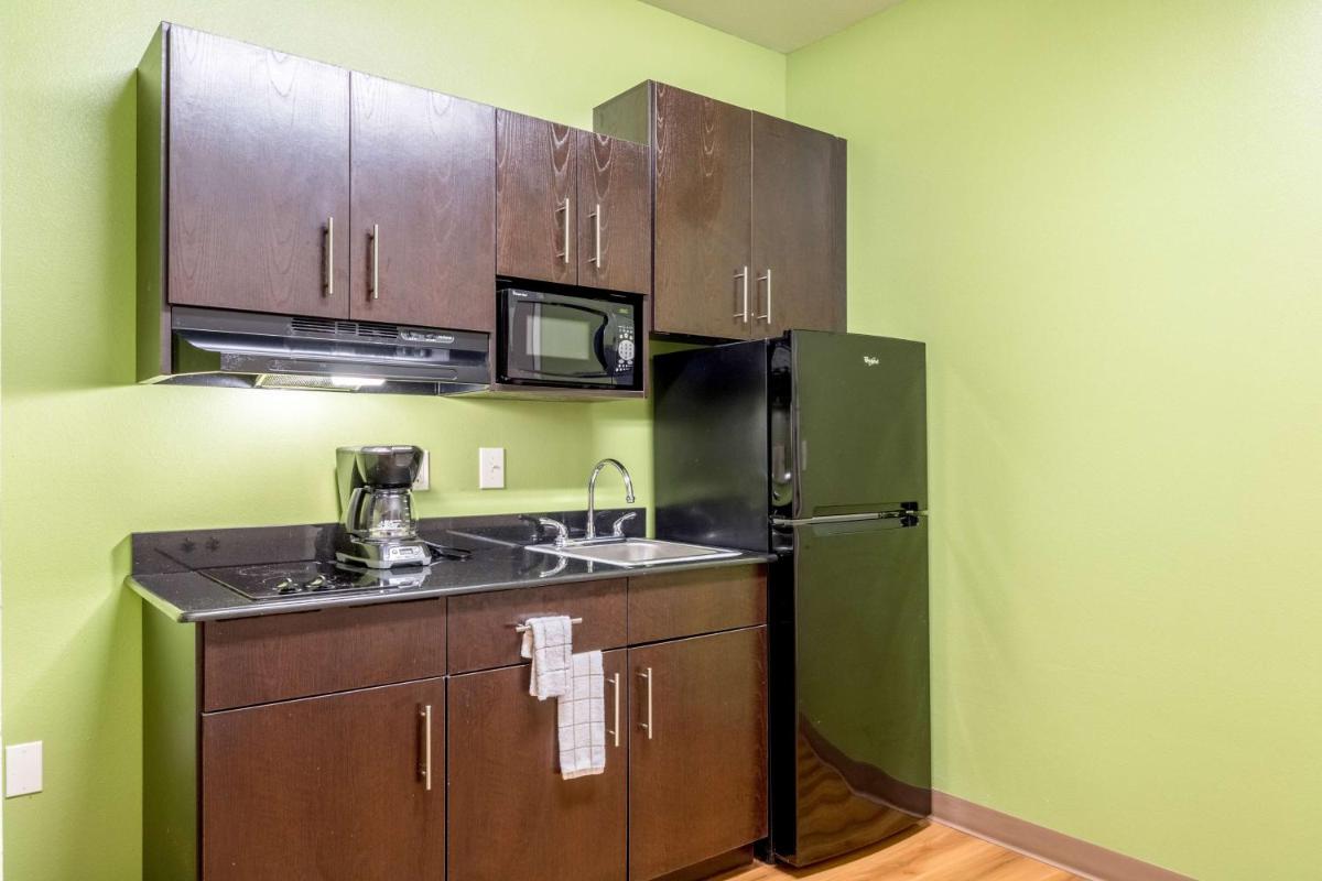 Super 8 by Wyndham Kenedy - Housity