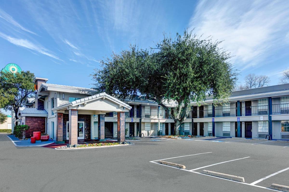 La Quinta Inn by Wyndham Dallas Uptown - Housity