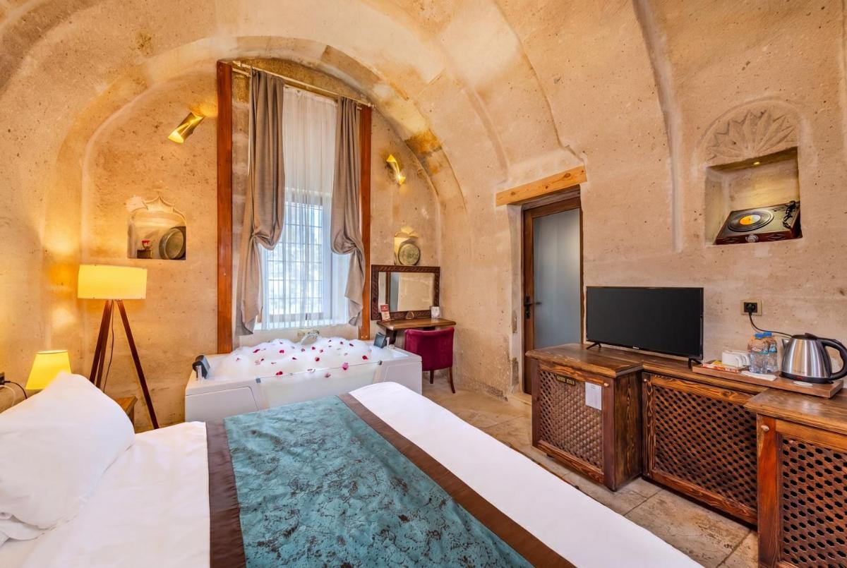 Cappa Via Cave Hotel - Housity