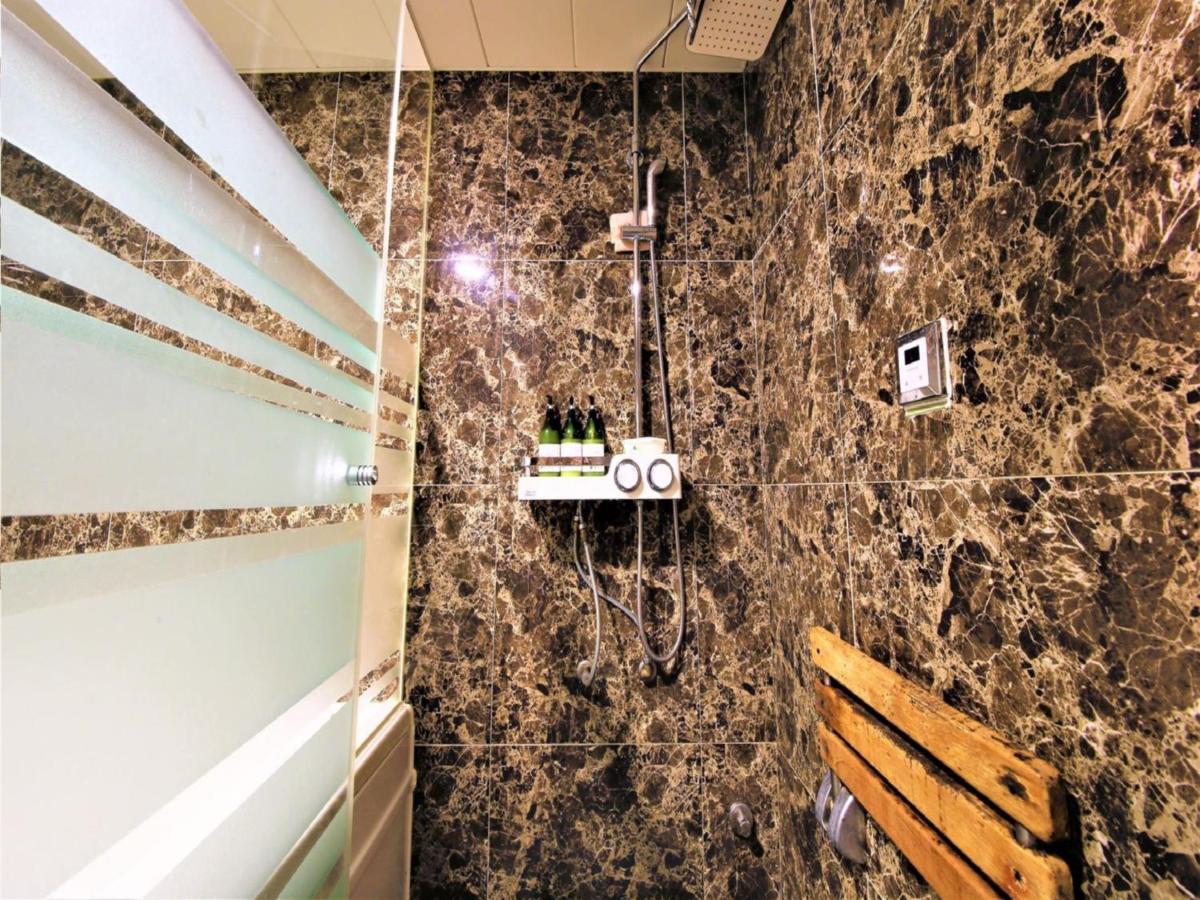 Elysee Hotel - Housity