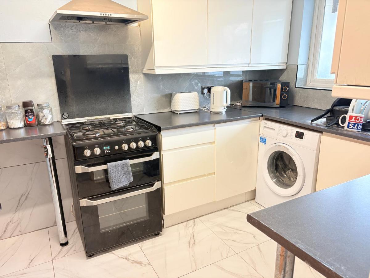 EasyStay - Bright & Spacious house, recently renovated, Free Parking near Luton Airport - Housity