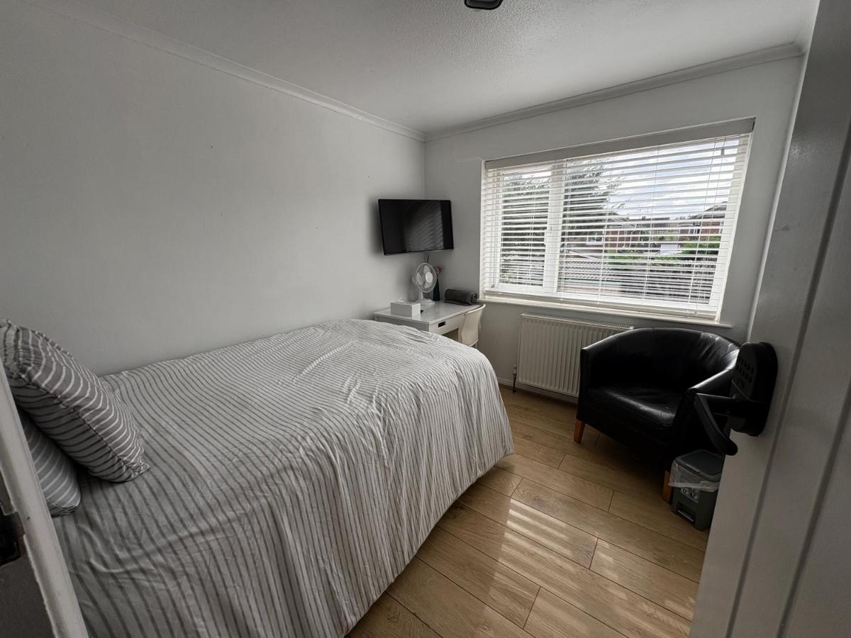EasyStay - Bright & Spacious house, recently renovated, Free Parking near Luton Airport - Housity