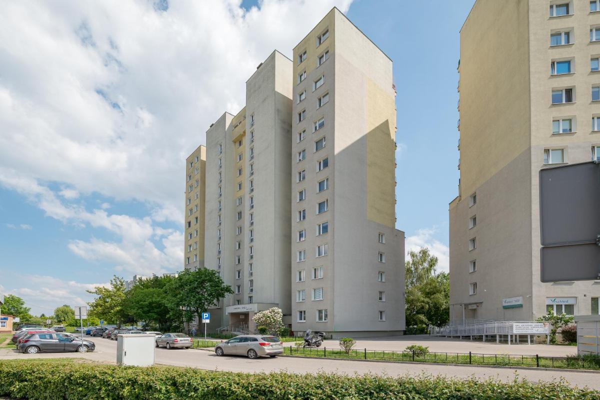 Metro Trocka Charming Apartment by BookingHost - Housity