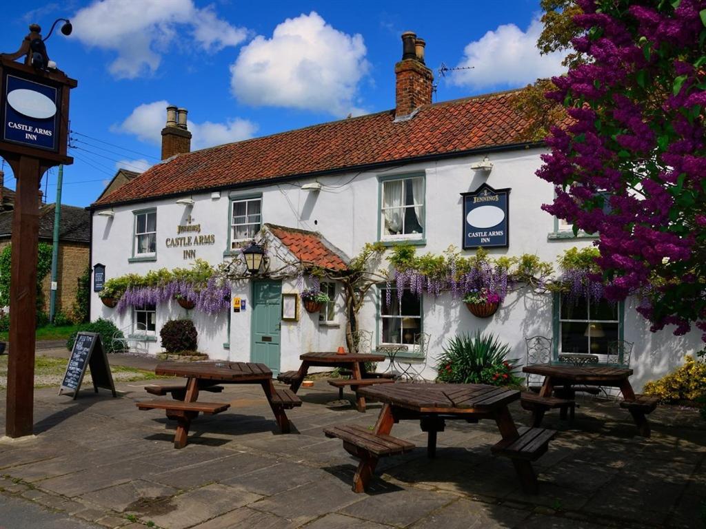 The Castle Arms Inn - Housity
